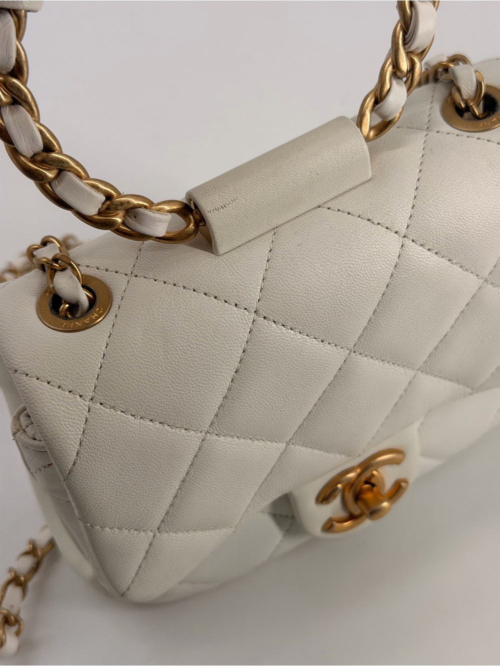 CHANEL MINI LAMBSKIN IN THE LOOP SHOULDER BAG WHITE - Picture 8 of 15